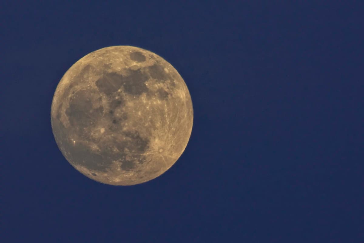 Single shot of the nearly-supermoon. f/11, 1/20 sec, ISO 50, 600mm