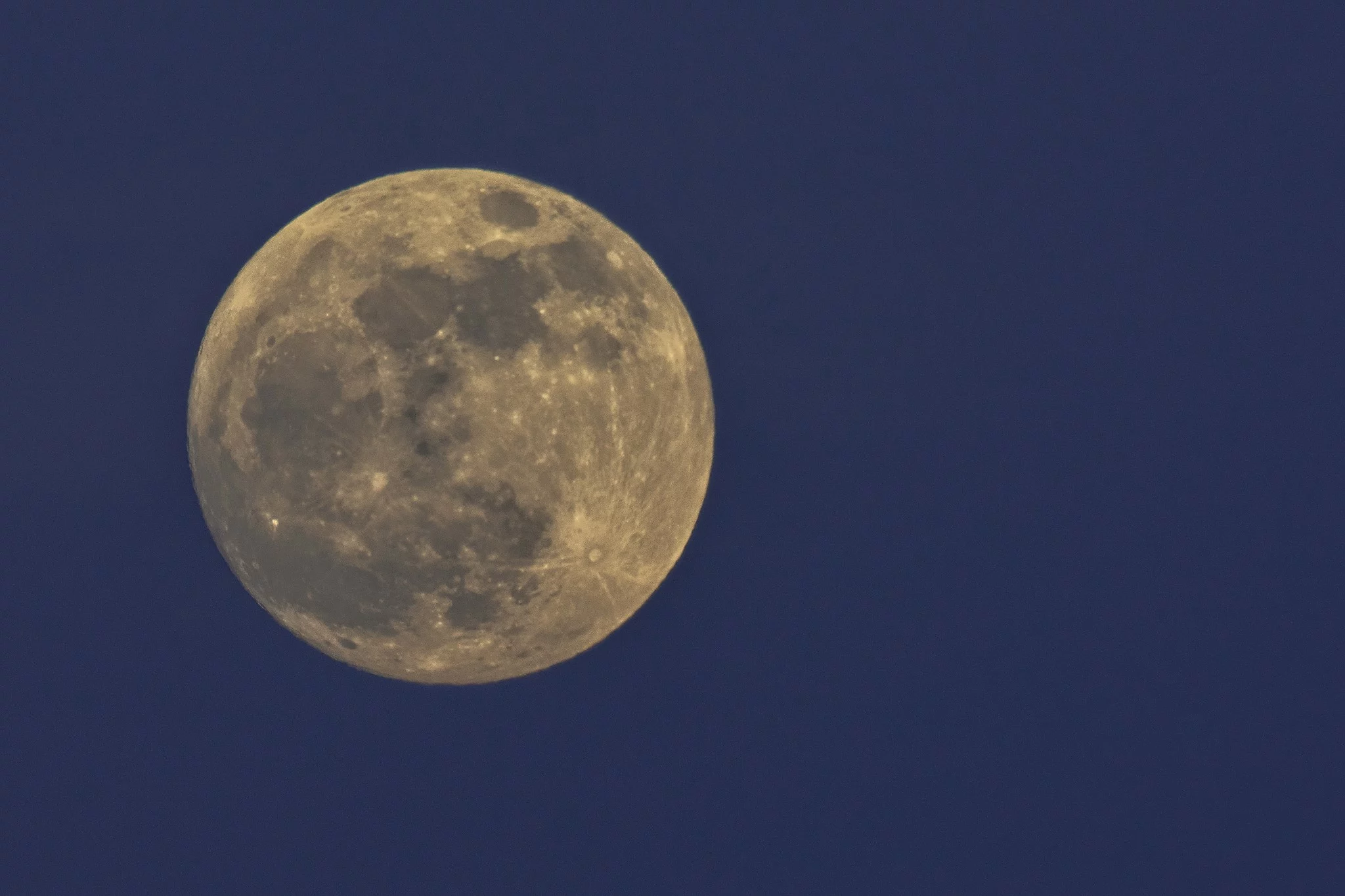 Single shot of the nearly-supermoon. f/11, 1/20 sec, ISO 50, 600mm